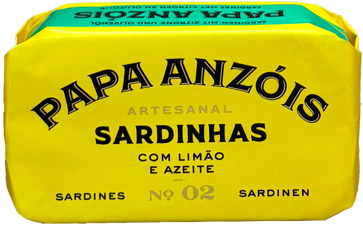 Ein Produktfoto von einem gelb verpackten Karton sardinen der Marke 'Papa Anzóis' mit der Beschriftung 'artesanal sardinhas com limão e azeite'.