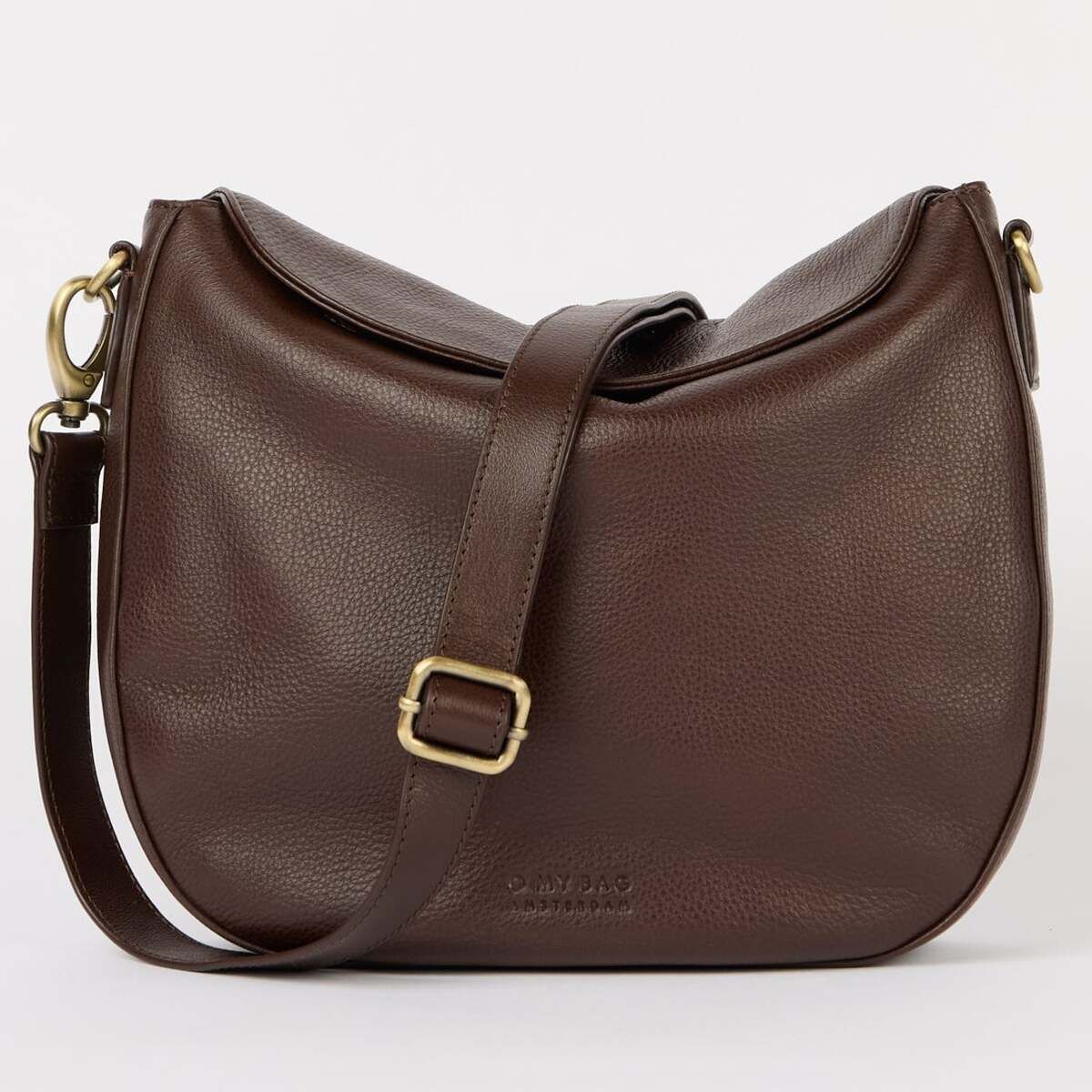 Abgebildet ist eine mittelgroße Umhängetasche aus braunem Material in Lederoptik. Die Tasche verfügt über einen verstellbaren Schulterriemen mit goldfarbener Schnalle und eine abgerundete Form. Das Design ist schlicht und zeitlos, ideal geeignet für den Alltag oder besondere Anlässe.