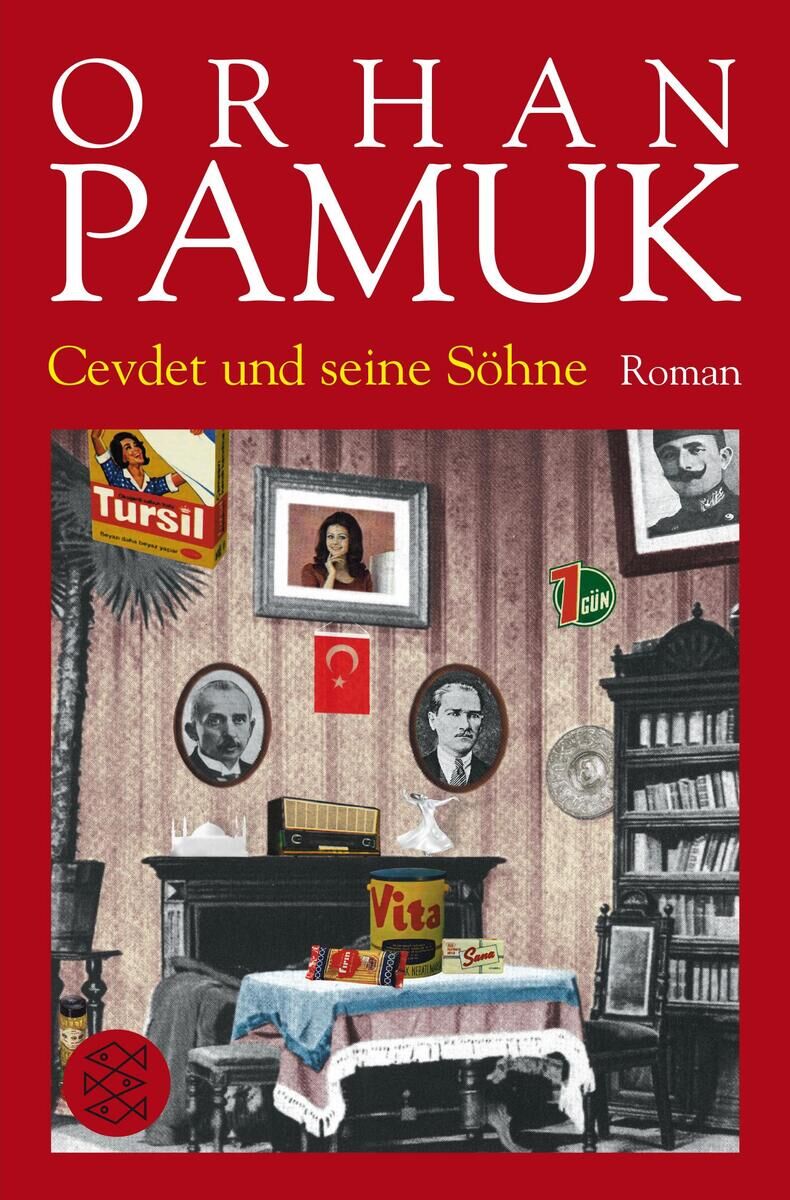 Deckel des Buches 'Cevdet und seine Söhne' von Orhan Pamuk zeigt ein sorgfältig dekoriertes Zimmer mit antiken Möbeln, Fotografien an der Wand, einem Bücherregal und diversen Produkten. Der Hintergrund ist vorwiegend rot gehalten.