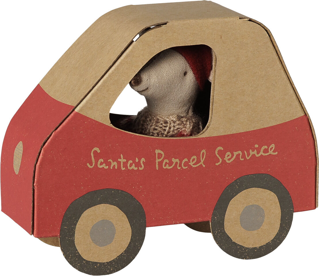 Ein Kuscheltier von Maileg, die Weihnachtsmaus im gestrickten Outfit, sitzt in einem roten und braunen Pappauto mit der goldenen Aufschrift "Santa’s Parcel Service". Das Auto wirkt wie ein Spielzeug, das als Dekoration oder Geschenk zu Weihnachten geeignet ist.