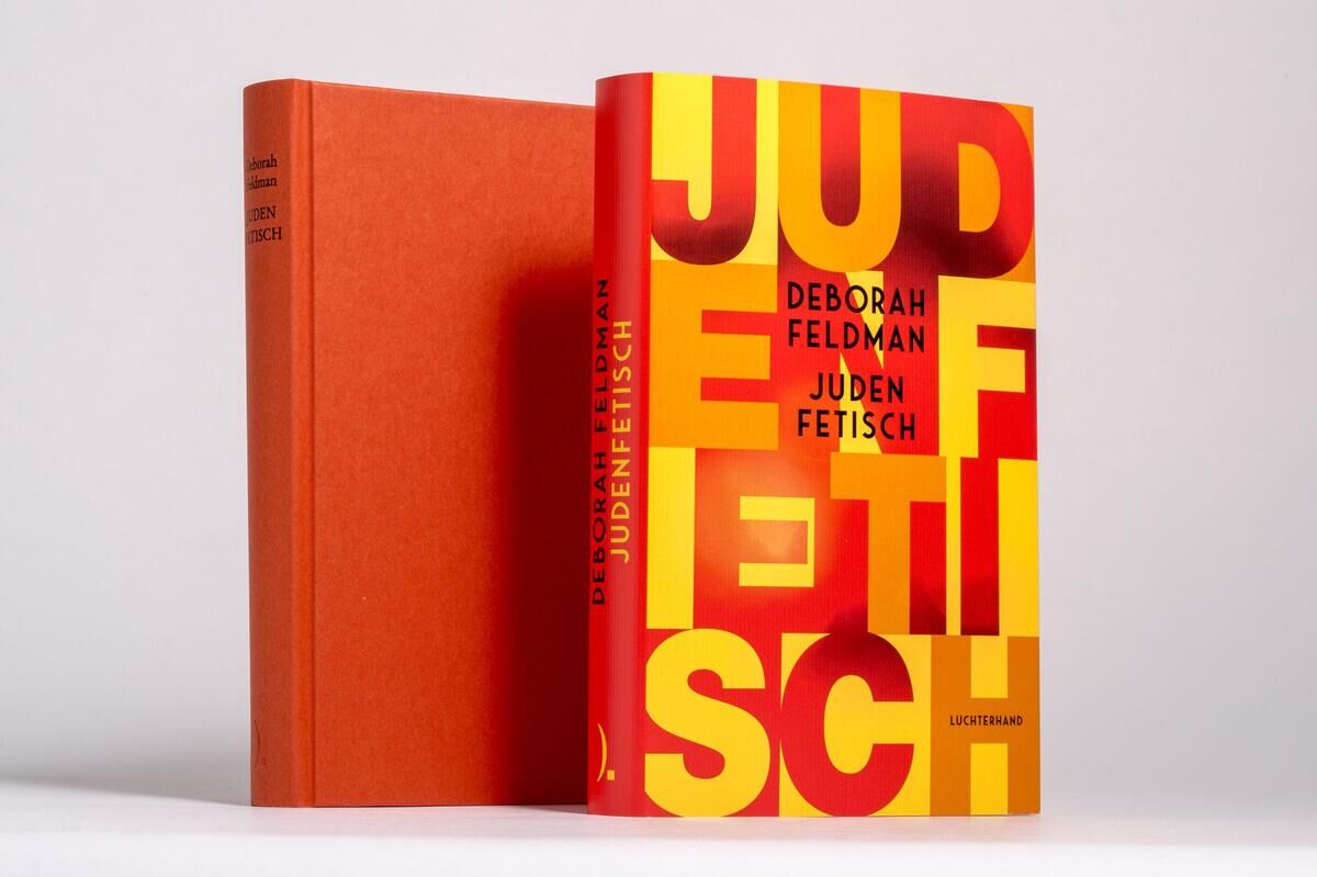 Das Bild zeigt das Buch 'Judenfetisch' von Deborah Feldman. Das Buch hat eine auffällige Gestaltung in den Farben Rot und Gelb. Die Buchstaben des Titels sind groß und in verschiedenen Ausrichtungen auf dem Cover verstreut. Neben dem Buch ist die Rückseite des Buches in schlichtem Rot zu sehen.