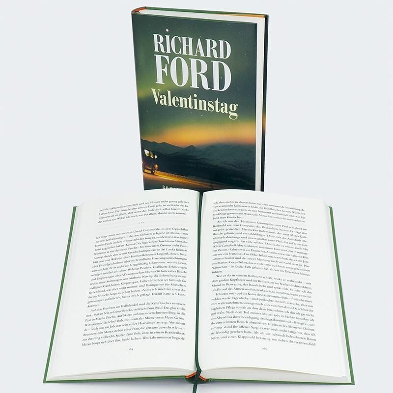 Das Bild zeigt das Buch 'Valentinstag' von Richard Ford. Ein Exemplar steht aufrecht, während ein anderes Exemplar vor ihm offen liegt und Text auf seinen Seiten zeigt.