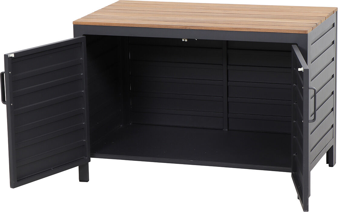 Eine Outdoor Küche namens 'Mittelteil niedrig Sierra' mit einem schwarzen Metallrahmen und einer Holzoptik-Oberfläche. Die Türen sind geöffnet und zeigen den Stauraum im Inneren.