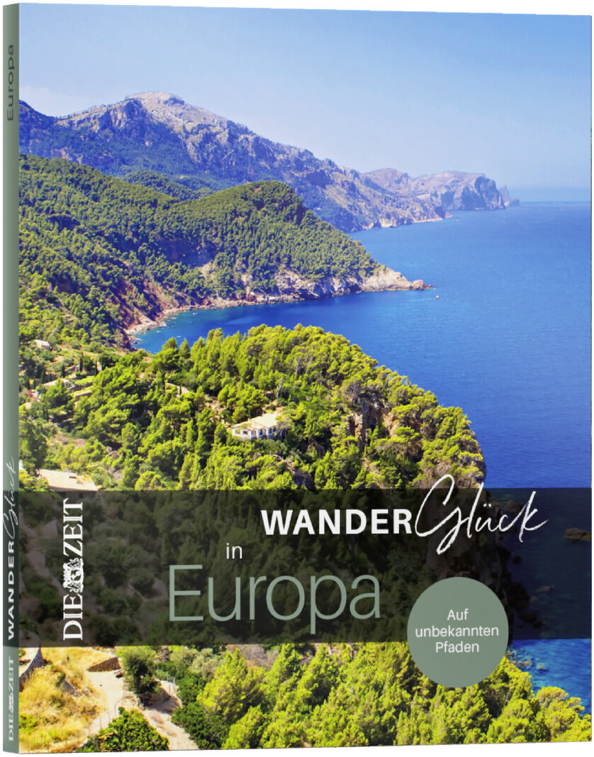 Das Buchcover von »WanderGlück in Europa« aus dem ZEIT Shop zeigt eine malerische Küste mit grünen Hügeln und dem blauen Meer im Hintergrund. Der Titel steht prominent in Weiß und Grün auf einem dunklen Banner, der Verlag DIE ZEIT ist links erkennbar.
