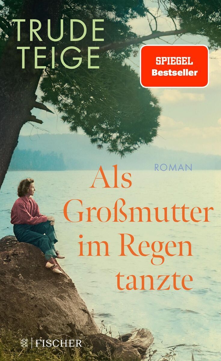 Das Buchcover von 'Als Großmutter im Regen tanzte' von Trude Teige zeigt eine Frau, die auf einem Felsen an einem See sitzt. Der Hintergrund besteht aus einem bewaldeten Ufer und der Himmel ist bewölkt.