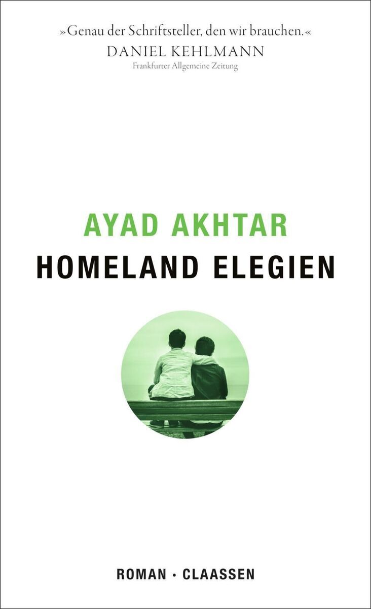 Das Buchcover von 'Homeland Elegien' von Ayad Akhtar zeigt den Titel in schwarzen und grünen Buchstaben auf weißem Hintergrund. Oben befindet sich ein Zitat von Daniel Kehlmann. In der Mitte des Covers ist das Bild von zwei sitzenden Personen von hinten abgebildet. Unten stehen die Worte ROMAN und CLASSEN.
