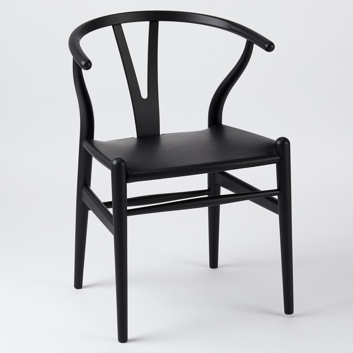 Der ZEIT Sonderedition »CH24« Wishbone Chair aus Buche und Leder ist ein eleganter schwarzer Stuhl mit einem minimalistischen Design und hochwertiger Verarbeitung. Er verbindet zeitlose Eleganz mit ergonomischem Komfort.