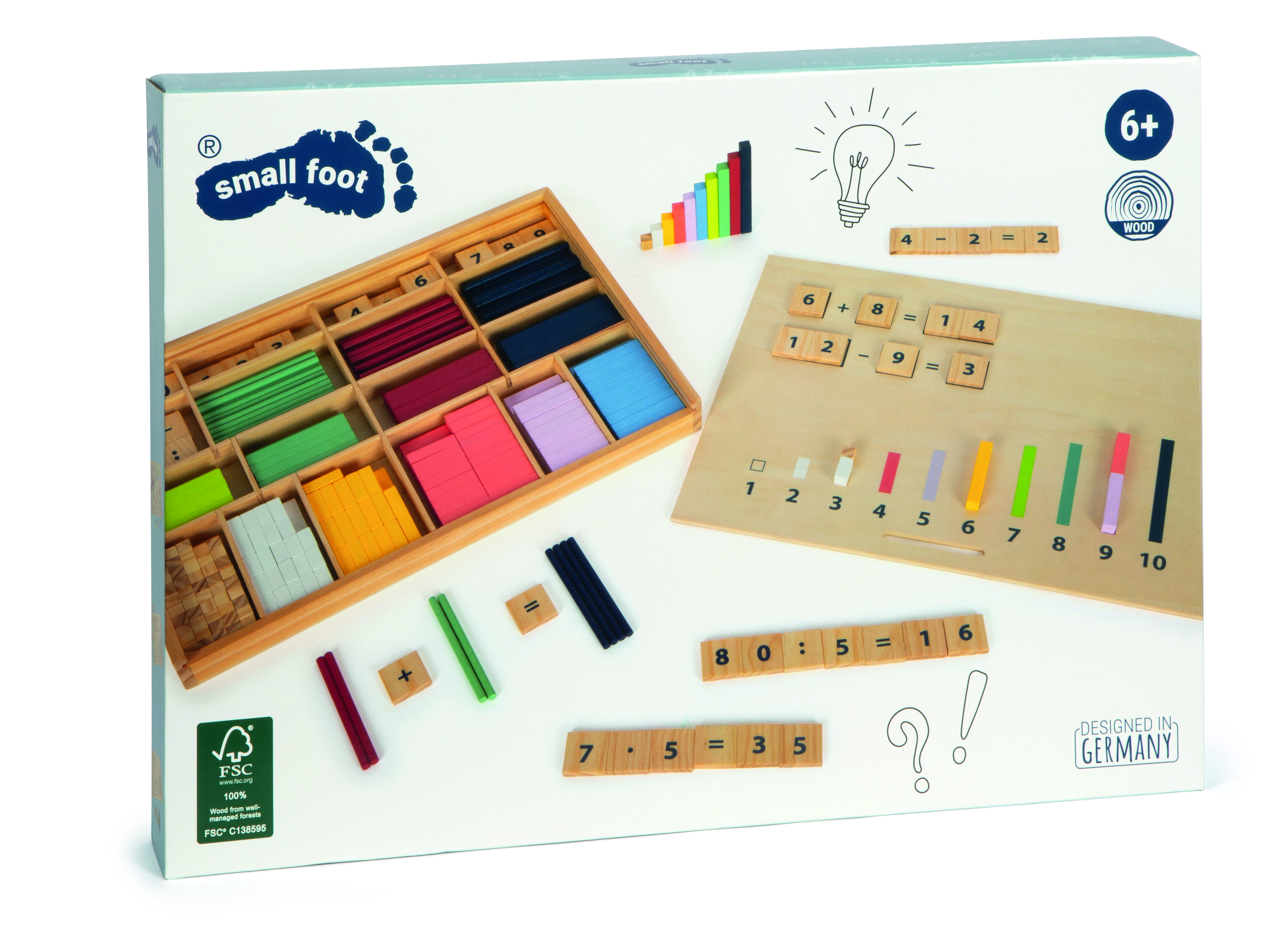 Auf dem Bild ist eine Lernbox mit farbigen Rechenstäbchen aus Holz und nummerierten Plättchen abgebildet. Die Box enthält verschiedene Fächer zur sortierten Aufbewahrung der Stäbchen und Zahlen, daneben liegt ein Rechenbrett zur Darstellung von Zahlenfolgen und mathematischen Aufgaben. Das Set ist als pädagogisches Lernspielzeug für Kinder ab 6 Jahren konzipiert.