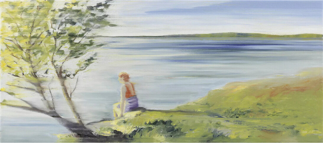 Ein Gemälde einer sommerlichen Landschaft. Im Vordergrund sitzt eine Figur auf einem grasbewachsenen Ufer neben einem Baum, der sich über das ruhige, weite Wasser eines Sees erstreckt. Im Hintergrund sind Hügel und eine weite, helle Himmelslandschaft zu sehen. Die Farben des Bildes sind überwiegend Blau, Grün, Gelb und Weiß.