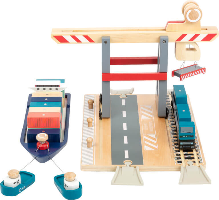 Ein buntes Containerterminal-Spielzeug-Set aus Holz mit einem Hafenkran, einem Frachtschiff, Containern und einem Zug. Ideal für Kinder zum Spielen und Lernen über Logistik und Transport.