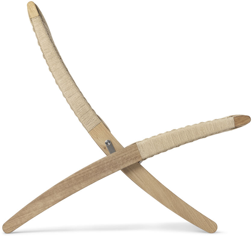 Ein moderner Designerstuhl ‚»MG501 Cuba Chair«‘ aus naturfarbenem Holz mit minimalistischen, gekreuzten Beinen und einer geflochtenen Lehnfläche.