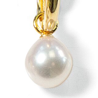 Nahaufnahme eines eleganten Ohrrings: Eine runde, weiße Süßwasserzuchtperle hängt an einer vergoldeten Creole aus 925-Sterlingsilber. Die glänzende Perle wirkt makellos, der goldene Bügel ist poliert. Das Design wirkt klassisch und edel auf weißem Hintergrund.