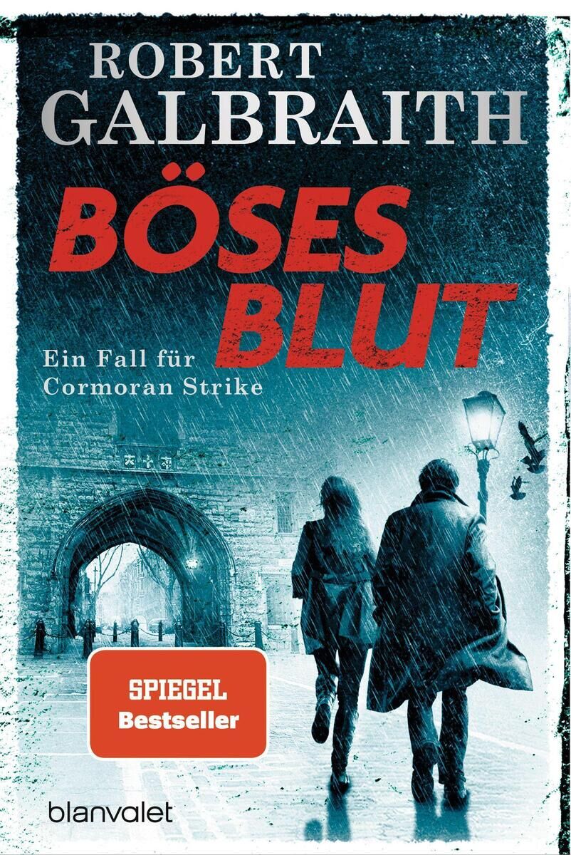 Buchcover von 'Böses Blut' von Robert Galbraith. Zwei Personen gehen bei Regen durch einen beleuchteten Torbogen. Der Titel ist in großen roten Buchstaben geschrieben, während der Hintergrund eine blaue und graue Farbpalette aufweist. Das Buch ist als Spiegel Bestseller gekennzeichnet.