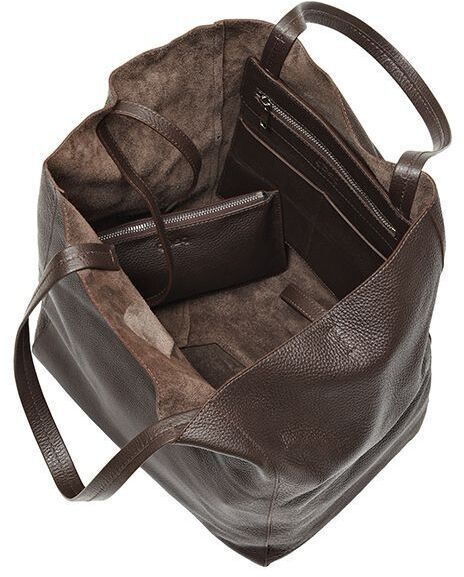 Eine offene braune Lederhandtasche mit hellbraunem Innenfutter, mehreren Innenfächern und Reißverschlüssen.