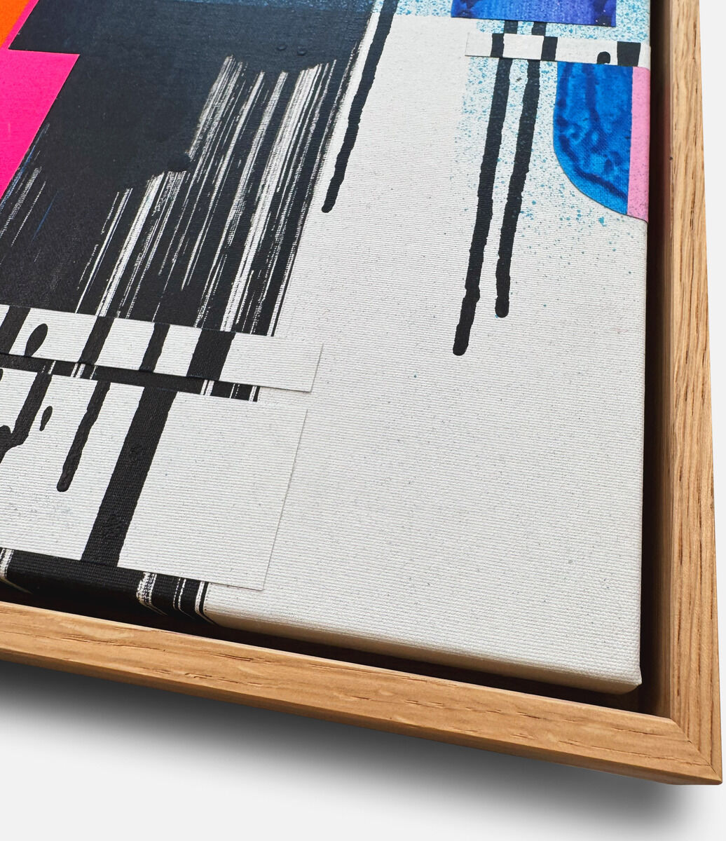 Detailaufnahme des Kunstwerks »Gratitude – No.10« von Daniel Lisson. Sichtbar sind leuchtende Farbschichten in Schwarz, Weiß, Blau und Pink auf Baumwollgewebe, kombiniert mit Sprühlack. Das Bild ist hochwertig in einen Rahmen aus geölter Eiche eingefasst.