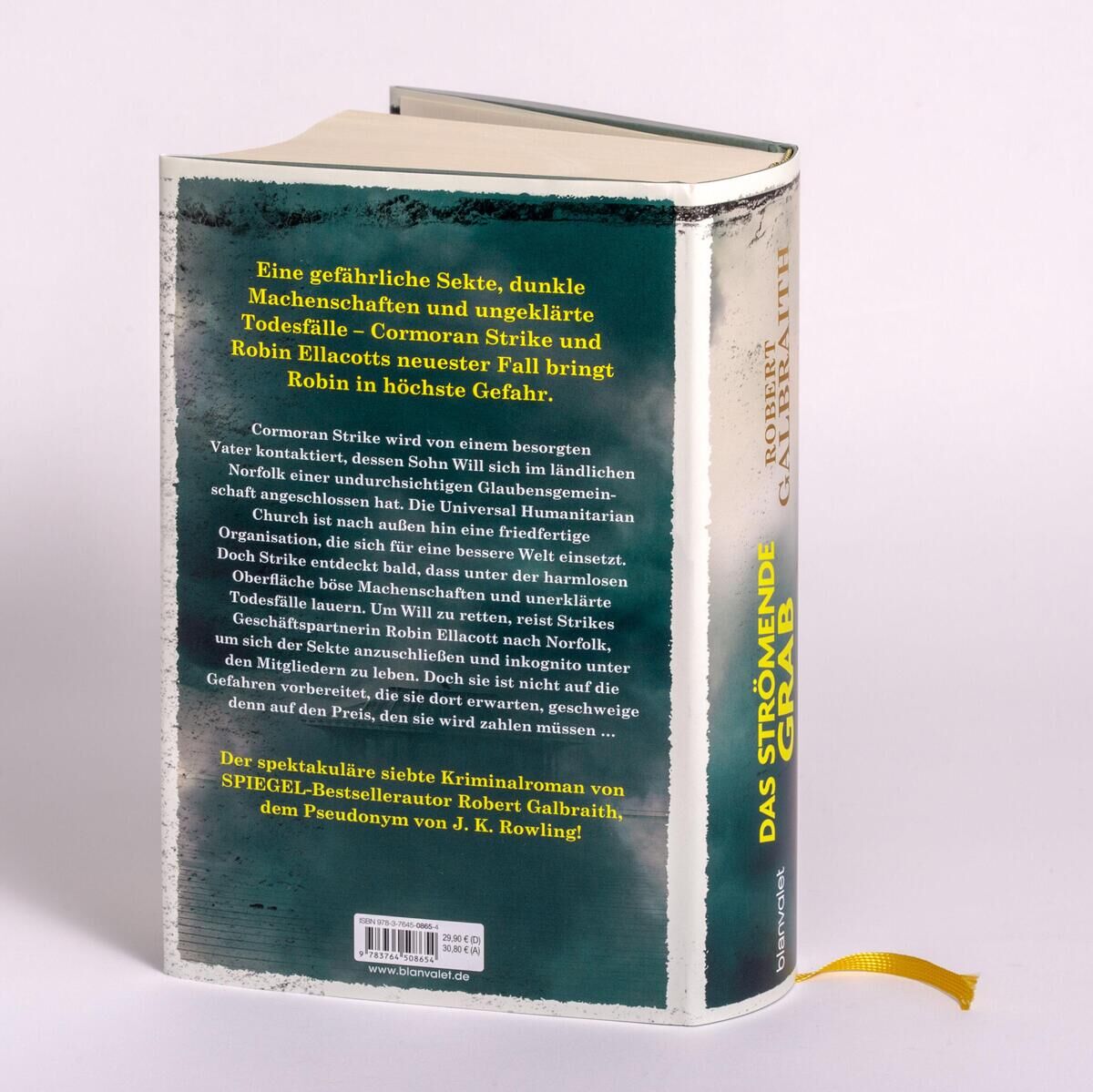 Das Bild zeigt das Buch 'Das strömende Grab' von R. Galbraith. Es handelt sich um einen Kriminalroman. Der Buchrücken und die Rückseite sind sichtbar, auf der Rückseite befindet sich ein Text mit grünen Hintergrund und weißer Schrift. Auf dem Rücken steht der Titel vertikal in gelber Schrift.