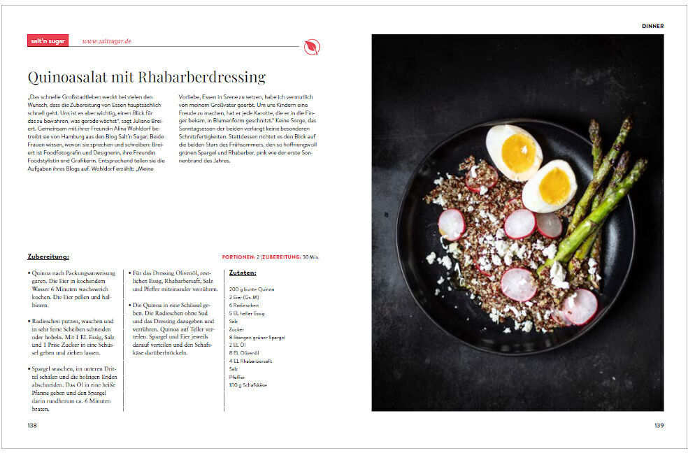 Eine aufgeschlagene Seite des Kochbuchs »Sonntagsessen«, die ein Rezept für Quinoasalat mit Rhabarberdressing zeigt. Auf der rechten Seite befindet sich ein Foto des fertigen Gerichts in einer schwarzen Schüssel, das aus Quinoa, Radieschen, Spargel und einem halbierten gekochten Ei besteht.