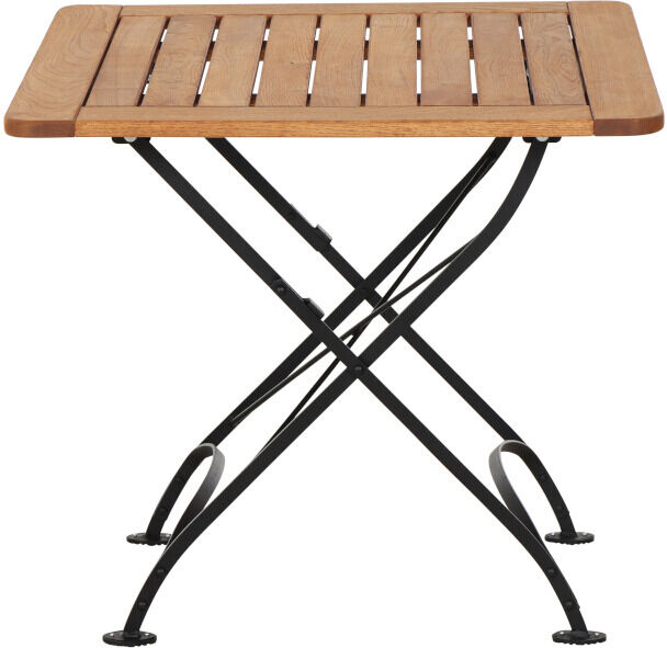 Ein Klapptisch mit den Maßen 80x80 cm. Die Tischplatte besteht aus Holzplanken, und das Gestell ist aus schwarzem Metall gefertigt. Der Tisch hat ein klassisches Design und ist gut für den Außenbereich geeignet.