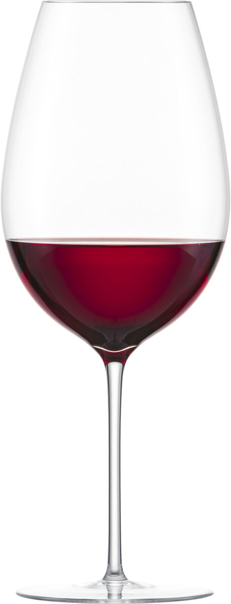 Ein einzelnes Rotweinglas, teilweise gefüllt mit rotem Wein, auf weißem Hintergrund. Das Glas hat einen langen Stiel und eine breite Kelchform.