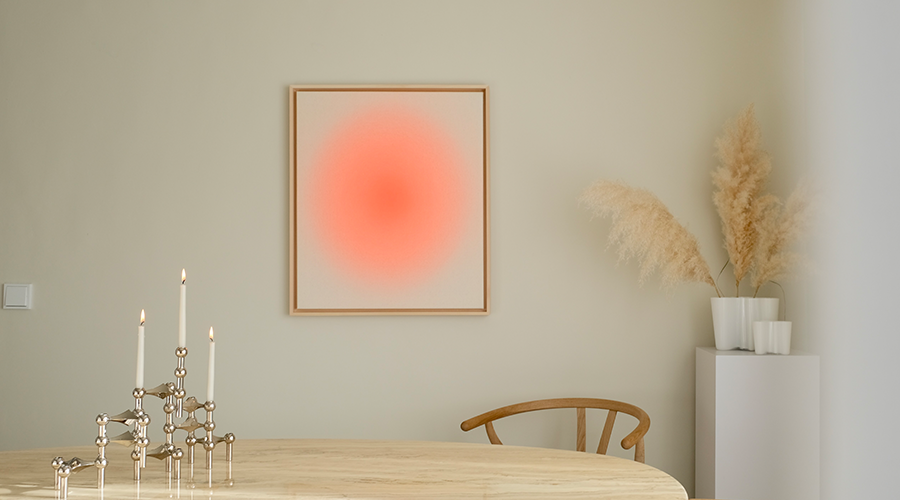 Moderner Essbereich mit einem abstrakten Kunstwerk mit rotem Farbverlauf an der Wand