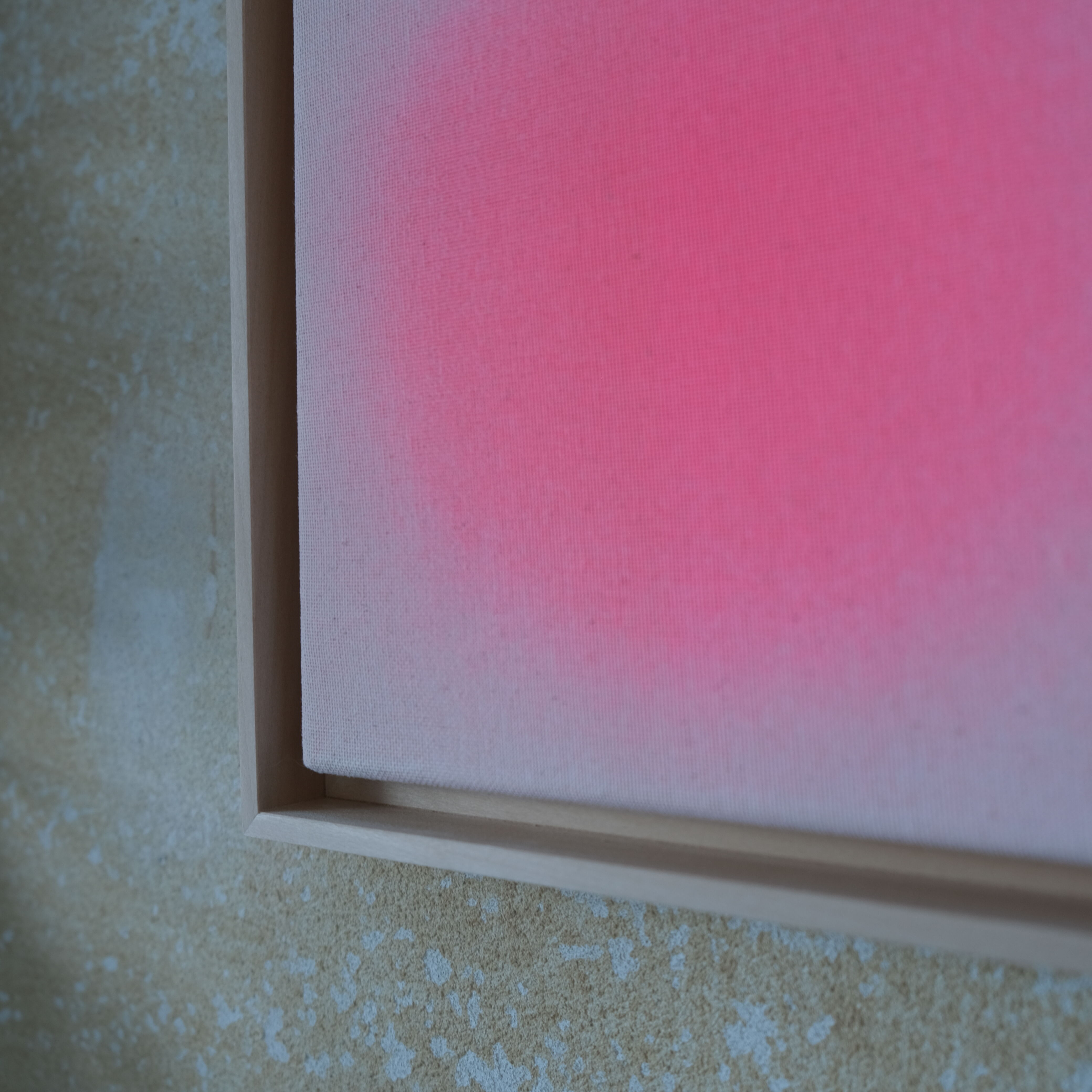 Detailansicht eines gerahmten Kunstwerks der ZEIT-Sonderedition »Sorbet«, Apricot von Anastasia Benko. Das Bild zeigt zart verlaufende Apricot- und Rosatöne auf ungebleichter Leinwand im hellen Lindenholzrahmen. Der Hintergrund ist neutral gemustert.