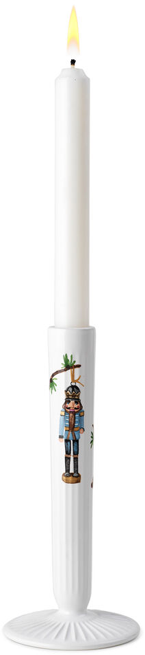 Weißer Kerzenständer der Serie »Hammershøi« mit einem Kerzenhalter und einem blattähnlichen braun-grünen Design, darauf eine lange weiße Kerze mit brennender Flamme.