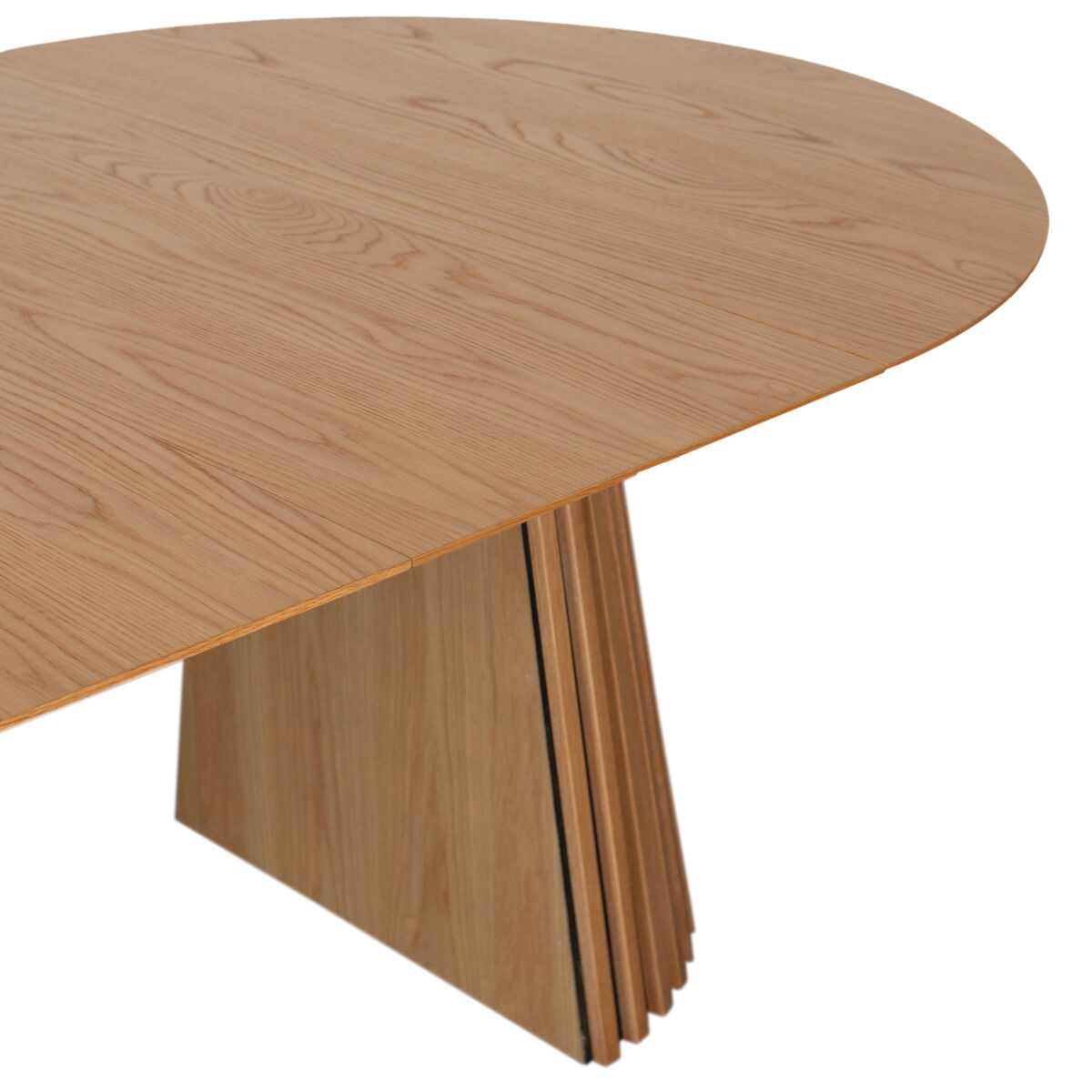 Abgebildet ist der Dining-Tisch »ORIA 120cm« der Marke bene living mit ovaler, ausziehbarer Tischplatte aus hellem Natureichefurnier. Die Basis besteht aus mehreren schräggestellten Holzelementen, die ein modernes und elegantes Design betonen.