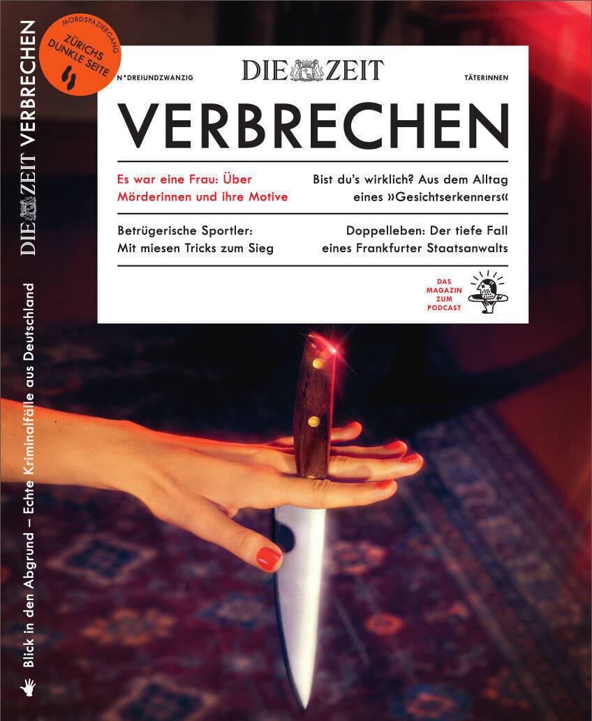 Das Cover des Magazins ZEIT VERBRECHEN 23/23 zeigt eine Hand, die ein blutiges Messer hält. Der Titel 'VERBRECHEN' ist in großen roten Buchstaben abgedruckt. Weitere Themen des Magazins befinden sich auf dem Cover in verschiedenen Schriftarten und Farben.