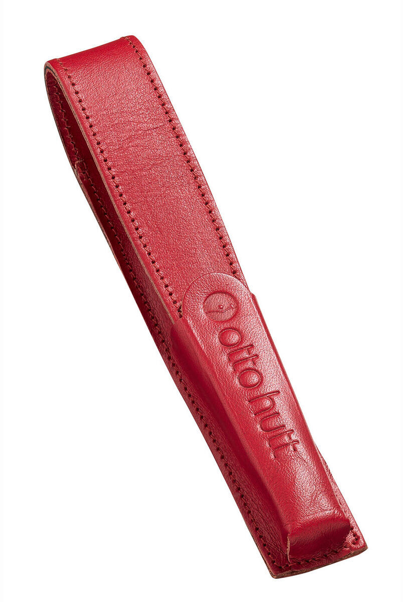 Rotes Lederetui für einen Stift mit dem eingeprägten Logo 'Otto Hutt'.