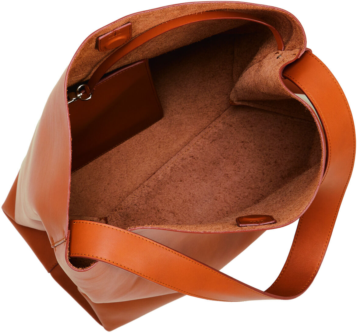 Die Tasche »Neo Cep« ist eine geräumige, elegante Ledertasche in Braun. Die Innenseite besteht aus beigefarbenem Material mit mehreren Fächern zur Organisation persönlicher Gegenstände.