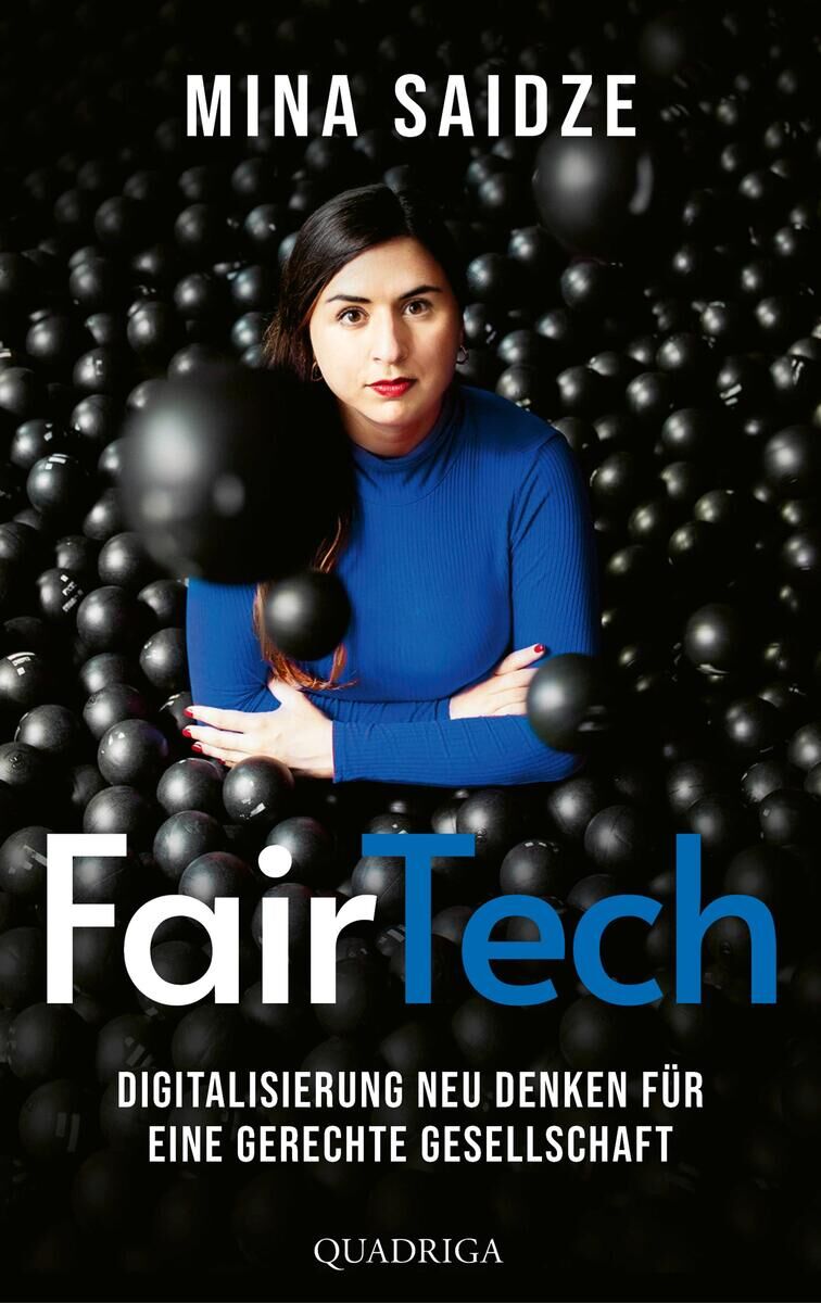 Buchcover des Buches 'FairTech' von Mina Saidze. Der Hintergrund ist schwarz mit vielen schwarzen Kugeln, im Vordergrund ist eine Frau in einem blauen Kleid zu sehen. Der Titel 'FairTech' ist in großen weißen und blauen Buchstaben geschrieben und der Untertitel lautet 'Digitalisierung neu denken für eine gerechte Gesellschaft.'