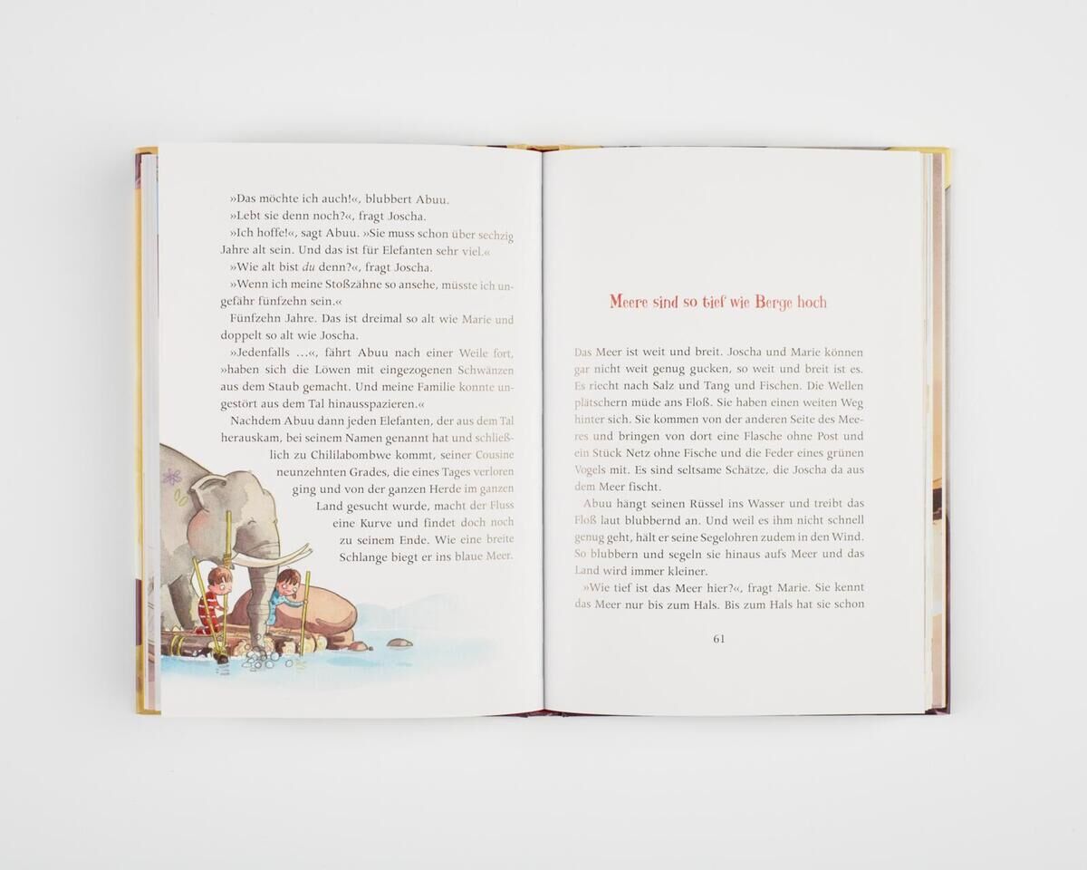 Auf dem Bild ist eine geöffnete Buchseite aus dem Kinderbuch 'Wir sind nachher wieder da, wir müssen kurz nach Afrika' zu sehen. Die Seite zeigt Text und Illustrationen, darunter eine Figurengruppe, die neben einem Elefanten am Wasser steht. Die Hintergrundfarbe ist überwiegend weiß, mit Illustrationen in Orange-, Braun- und Grautönen.