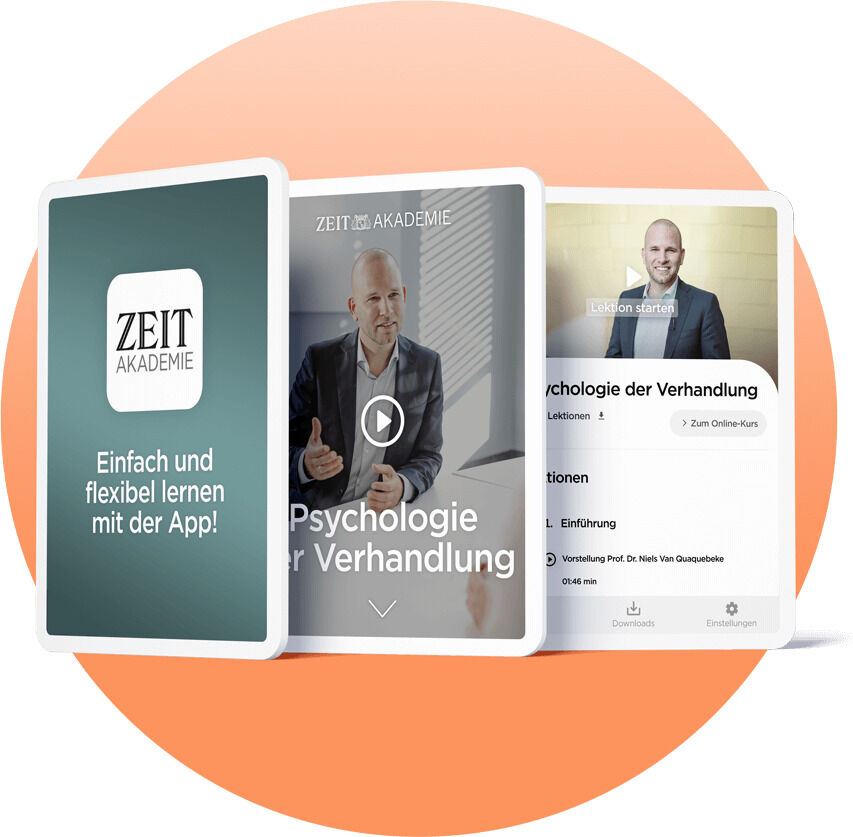 Ein Bild zeigt den Online-Kurs »Psychologie der Verhandlung« der ZEIT Akademie, dargestellt auf mehreren Bildschirmen. Einer zeigt eine App-Oberfläche mit dem Text 'Einfach und flexibel lernen mit der App!'. Ein anderer Bildschirm zeigt das Thema des Kurses und ein Mann in einem grauen Anzug, der lächelt und gestikuliert. Der Hintergrund ist weiß mit einem orangefarbenen Kreis.