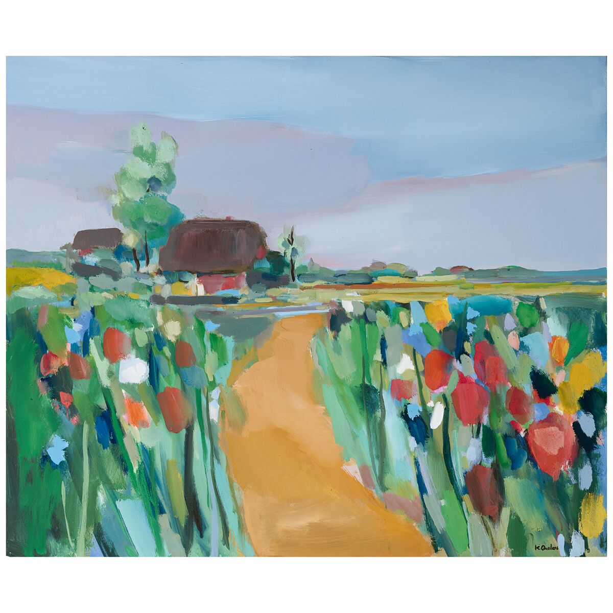 Das Bild zeigt eine farbenfrohe Landschaft mit einem Weg, der durch eine blühende Wiese mit roten, gelben und weißen Blumen führt. Im Hintergrund stehen bäuerliche Gebäude mit Reetdach und Bäume unter einem pastellen, leicht bewölkten Himmel.