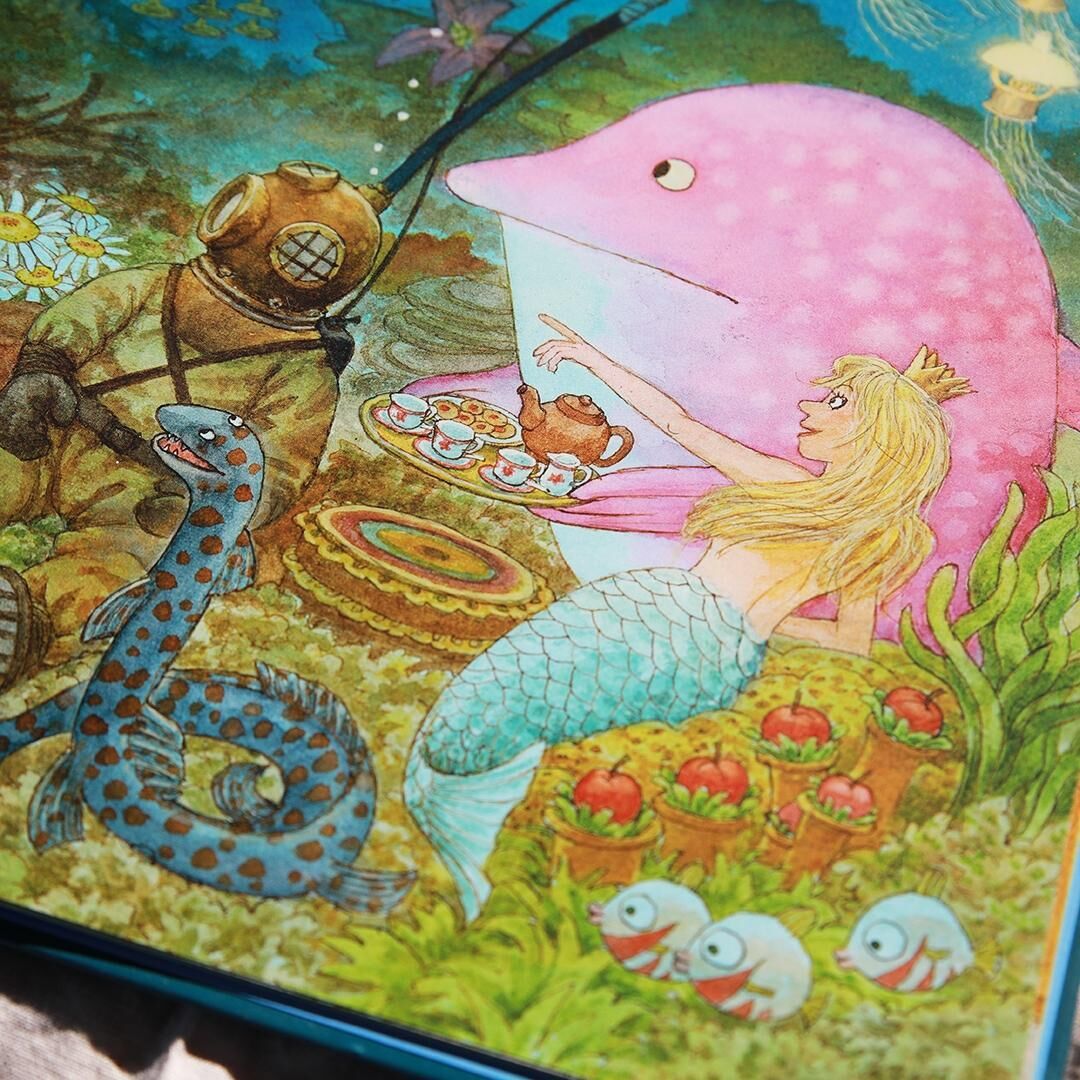 Illustration aus dem Kinderbuch 'Der Weg nach Hause' zeigt eine Meerjungfrau, einen rosafarbenen Wal, einen Taucher und verschiedene Unterwassertiere in einer fantastischen Unterwasserszene.