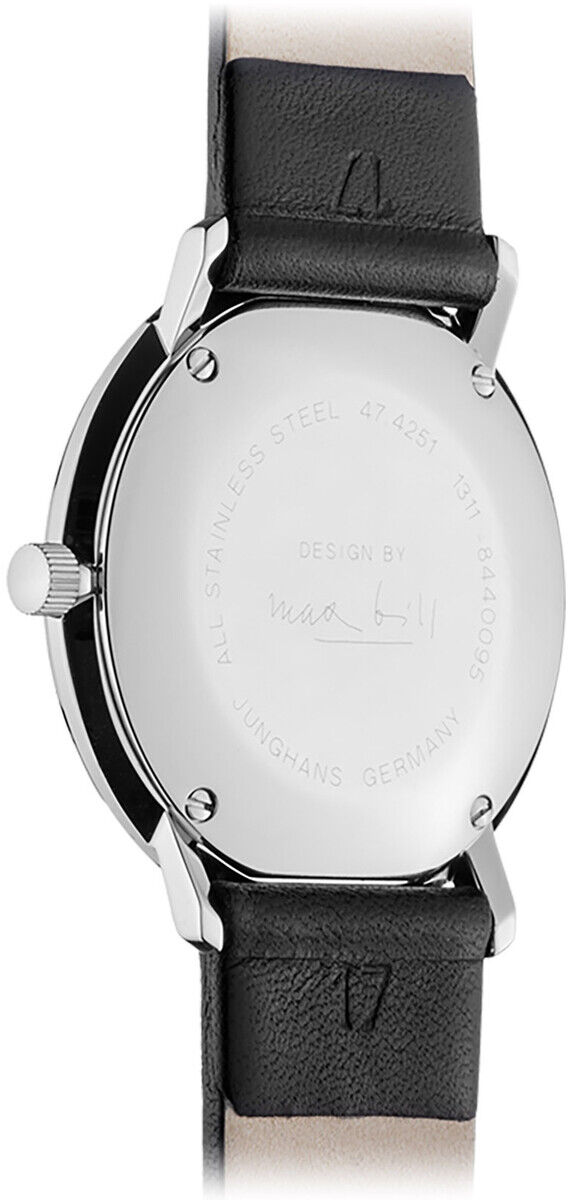 Rückansicht der Junghans-Uhr »Max Bill Damen« mit silbernem Edelstahlgehäuse, graviertem Gehäuseboden, schwarzem Lederarmband und deutlicher Naht. Klare, minimalistische Formensprache, klassisches Bauhaus-Design, sehr hochwertige Verarbeitungsqualität.