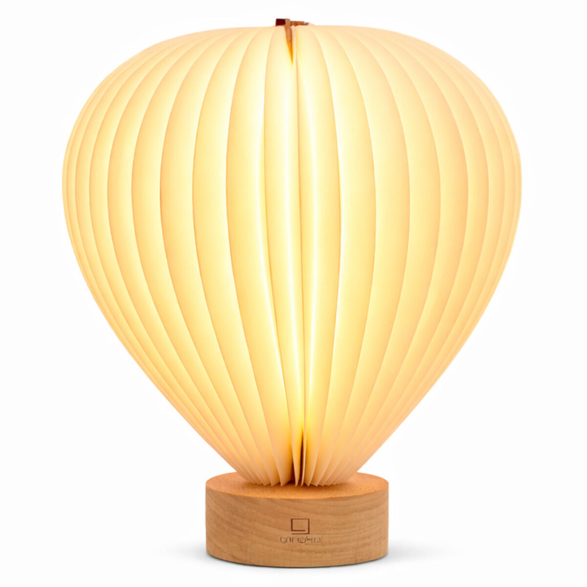 Zu sehen ist die Leuchte »Aeris Light« von Gingko Design Ltd in der Variante Esche. Die Lampe erinnert an einen Heißluftballon, besteht aus hellem Eschenholz und einem zarten, gerillten, warmweiß strahlenden Lampenschirm. Sie steht auf einem runden Holzsockel und sorgt für stimmungsvolles Licht.