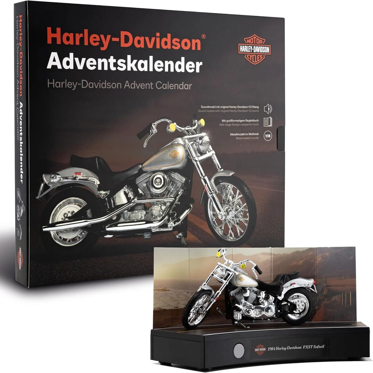 Auf dem Bild ist der Adventskalender FRANZIS 67284 - Harley-Davidson Adventskalender zu sehen. Die schwarze Box zeigt vorne ein silbernes Harley-Davidson-Motorrad. Im Vordergrund befindet sich ein aufgebautes Motorradmodell vor einer bedruckten Kulisse.