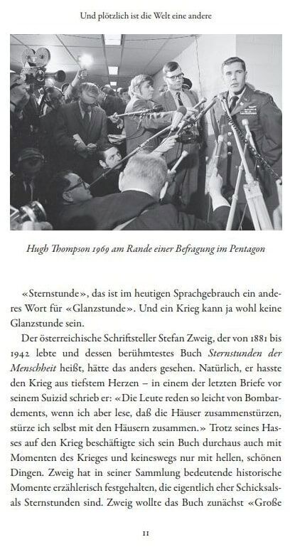 Cover des Buches '»Und plötzlich ist die Welt eine andere«: Sternstunden der Menschheit' zeigt ein schwarz-weißes Foto von Reportern und Kameramännern bei einer Pressekonferenz im Pentagon.