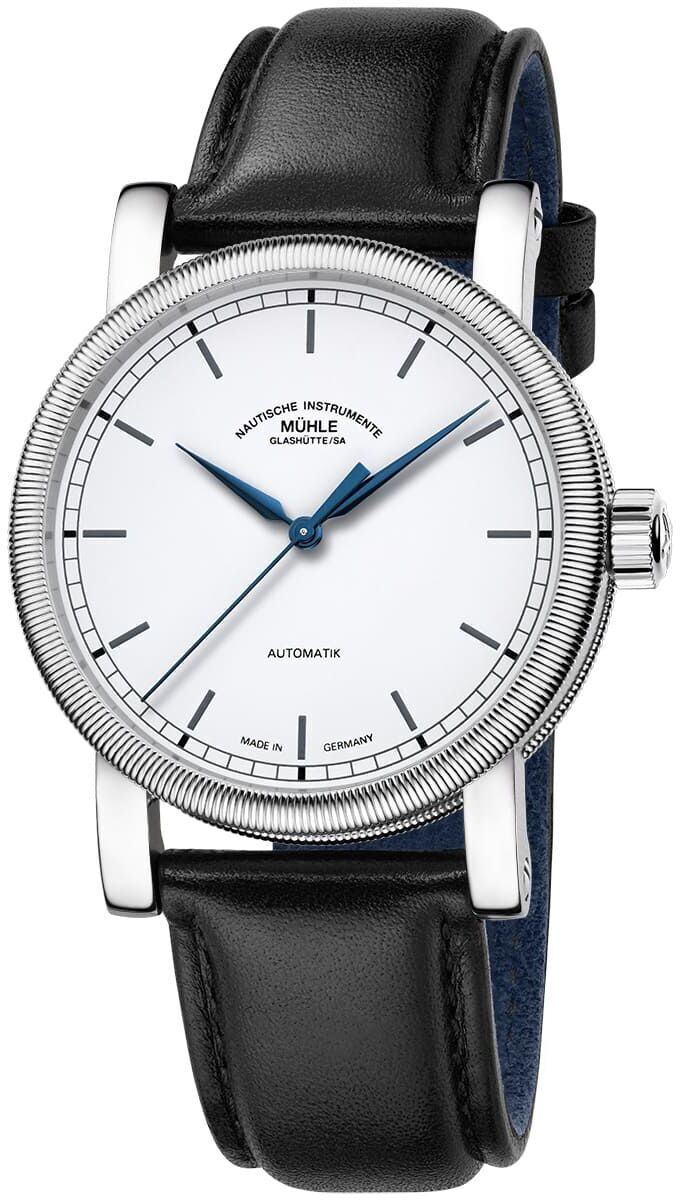 Eine elegante Armbanduhr mit einem schwarzen Lederarmband und einem silbernen Gehäuse. Das Zifferblatt ist weiß mit schlichten schwarzen Markierungen und einem verchromten Rand. Die Uhr ist eine ZEIT-Sonderedition »Teutonia III Automatik«.