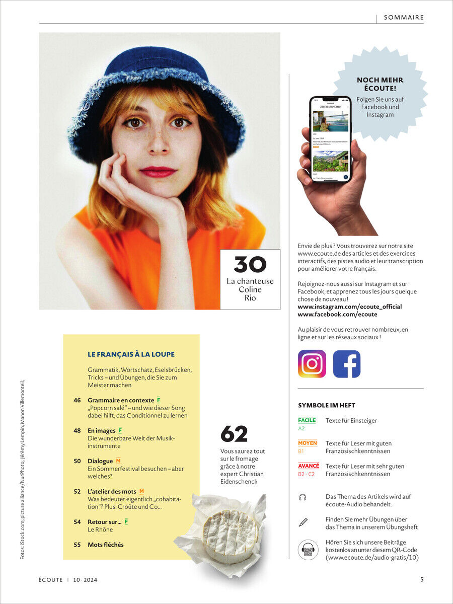 Cover des Écoute Magazins Ausgabe 10/2024 mit einem Foto von einer Frau mit einem blauen Hut und einem roten Oberteil. Daneben sind ein Smartphone mit der Écoute-App und Inhaltsverzeichnisse des Magazins abgebildet.