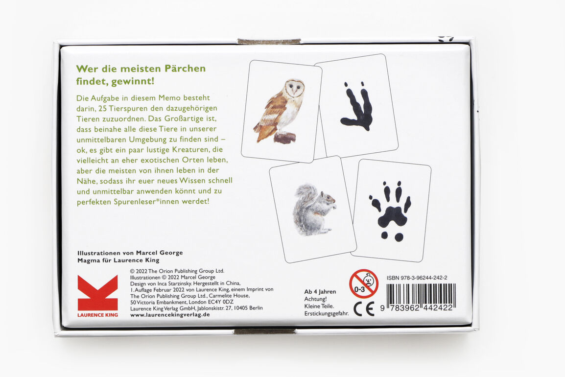 Die Rückseite des Memo-Spiels zeigt Illustrationen von Marcel George. Das Spiel enthält Karten mit Bildern von 25 Tieren und ihren Fußabdrücken. Text erklärt die Spielregeln: Ziel ist es, passende Paare aus Tier und Abdruck zu finden. Geignet für Kinder ab 4 Jahren.