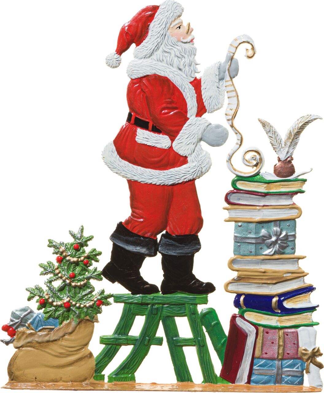 Zinnfigur eines Weihnachtsmanns mit rotem Mantel und weißem Bart, der auf einem grünen Hocker steht und eine Wunschliste hält. Neben ihm stapeln sich bunte Bücher, ein Tintenfass mit Feder, ein festlich geschmückter kleiner Weihnachtsbaum und ein Sack mit Geschenken. Die Szene ist detailreich und farbenfroh gestaltet und eignet sich als Dekoration für die Weihnachtszeit.