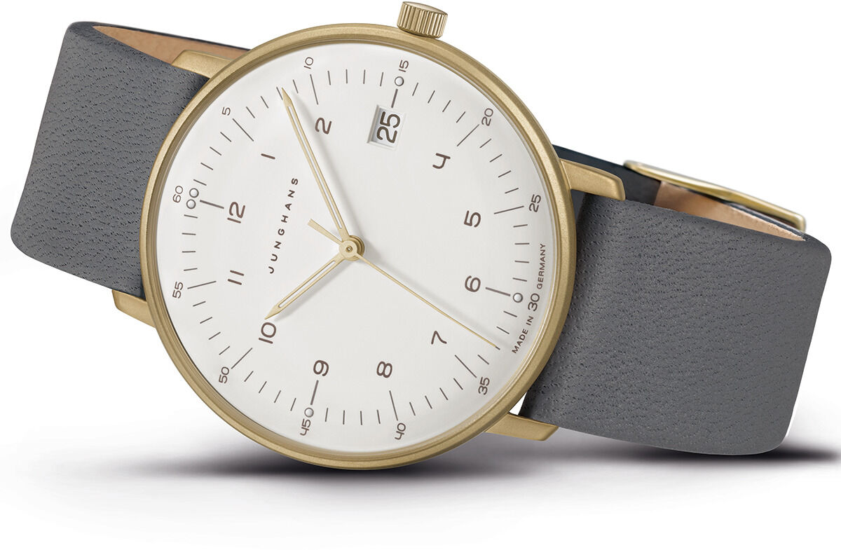 Zeit Sonderedition »max bill Damen« Uhr von Junghans. Die Uhr hat ein minimalistisches Design mit einem goldenen Gehäuse, einem weißen Zifferblatt und einem grauen Armband.