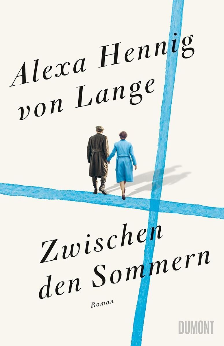 Das Cover des Buches 'Zwischen den Sommern' von Alexa Hennig von Lange zeigt zwei Personen, die Hand in Hand gehen. Das komplette Design ist schlicht gehalten und umfasst hauptsächlich die Farben Weiß, Blau, Braun und Schwarz.