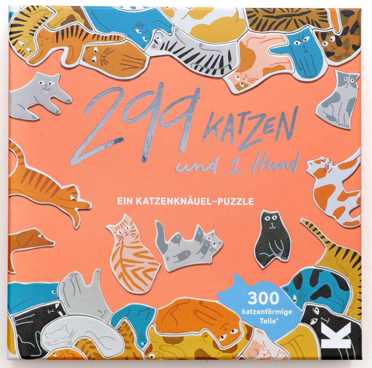 Die Vorderseite eines 300-teiligen Puzzles mit dem Titel '299 Katzen und 1 Hund', zeigt verschiedene illustrierte Katzen in unterschiedlichen Farben und Mustern auf einem orangefarbenen Hintergrund.