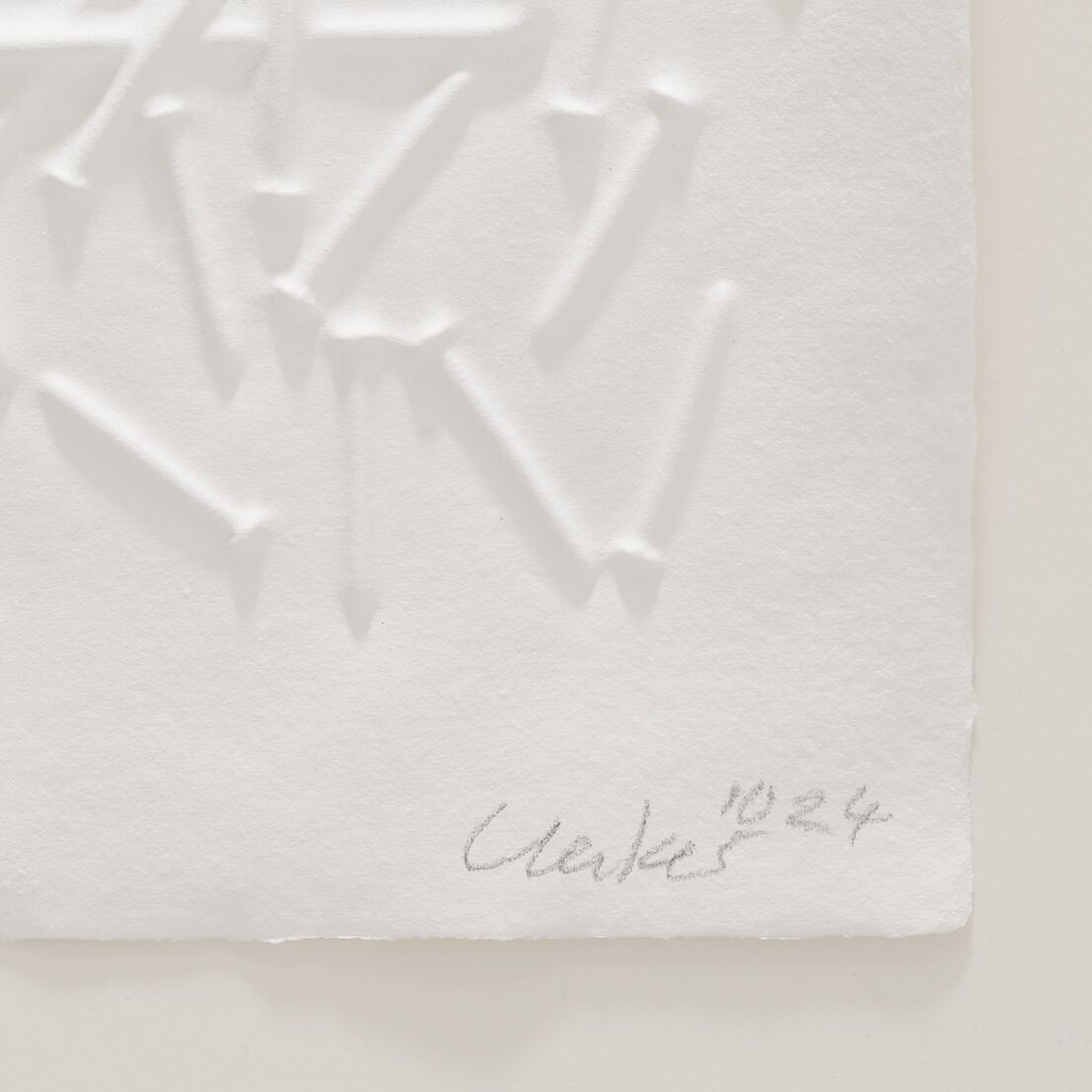Ein abstraktes Prägedruck-Kunstwerk von Günther Uecker. Das Werk zeigt erhabene Nägel in einem weißen Relief auf strukturiertem Papier. Es ist für das Lilli Marx Haus Düsseldorf erstellt worden.