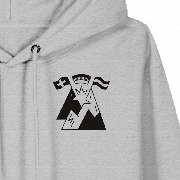 Hellgrauer Hoodie mit schwarzem Print auf der Brust. Das Motiv zeigt stilisierte Berge, zwei kleine Flaggen für die Schweiz und Deutschland sowie einen modernen grafischen Akzent. Die Wörter »Servus. Grüezi. Hallo.« sind Teil des Designs und symbolisieren die Begrüßung in der DACH-Region.