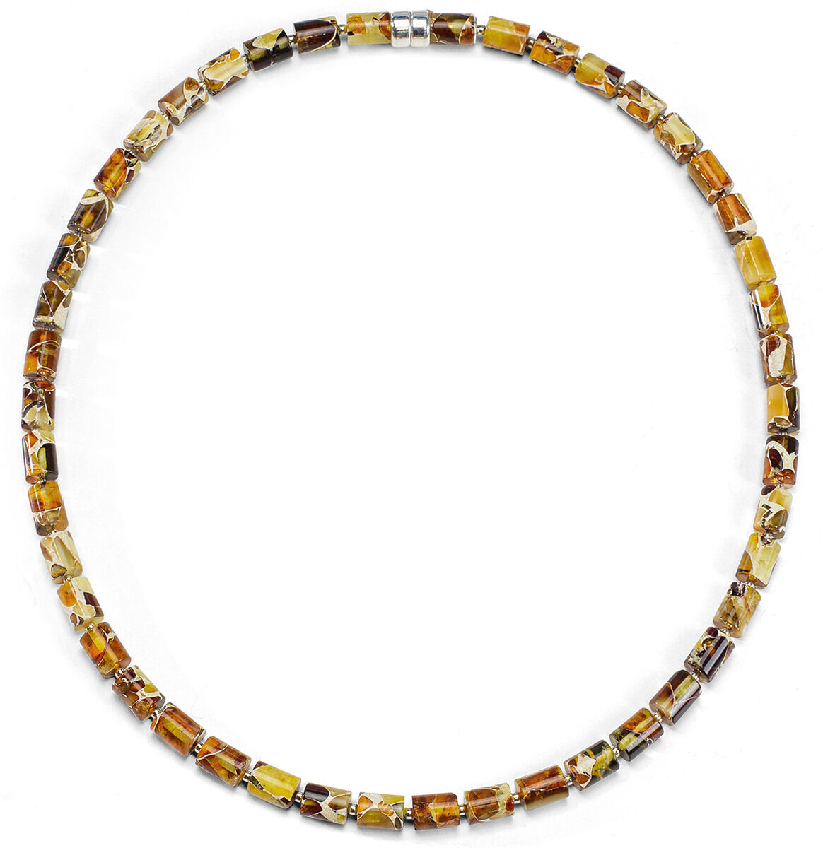 Das Bild zeigt ein Collier aus dem Bernstein-Schmuckset "Jantara" von Ars mundi. Die Halskette besteht aus kleinen, polierten Würfeln in verschiedenen Bernsteinfarben von Gelb über Cognac bis Dunkelbraun. Die Glieder sind gleichmäßig aneinandergereiht.