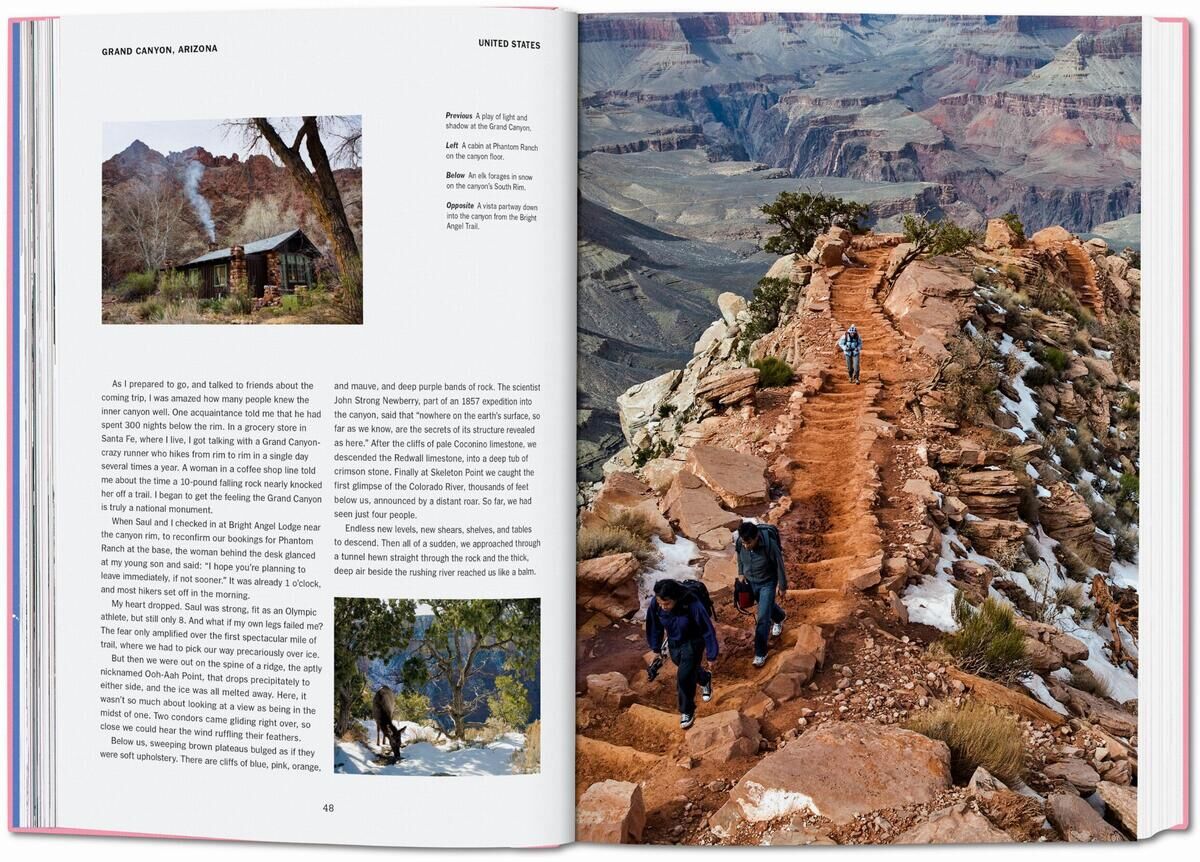 Aufgeschlagenes Buch 'The New York Times Explorer. 100 Reisen rund um die Welt' zeigt eine Doppelseite über den Grand Canyon in den USA. Links Text und Bilder eines Hauses im Wald und einer verschneiten Landschaft. Rechts Wanderer auf einem felsigen Pfad im Grand Canyon mit Sandsteinformationen im Hintergrund.